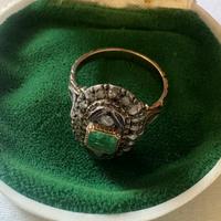 Anello antico con smeraldo