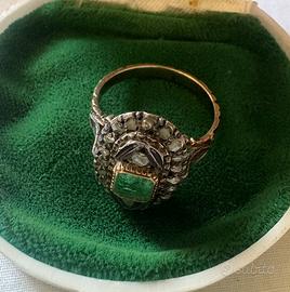 Anello antico con smeraldo