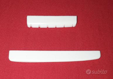 Capotasto e selletta per chitarra acustica.