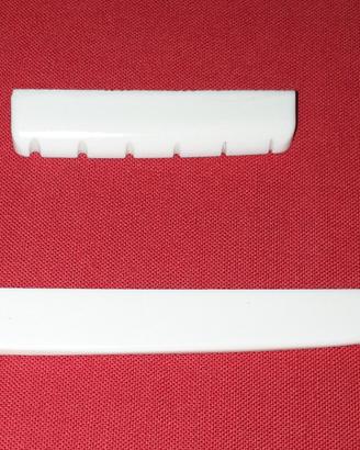 Capotasto e selletta per chitarra acustica.