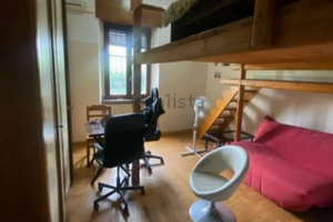 Stanza ampia e soppalcata in legno