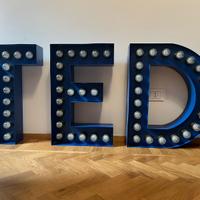 Lettere con lampadine