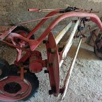 Barra falciante ranghinatore aratro e rimorchio
