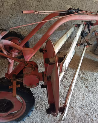 Barra falciante ranghinatore aratro e rimorchio
