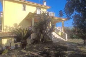 Villa di 280 m² con più di 5 locali e box auto a A