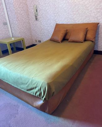 Letto in pelle vintage