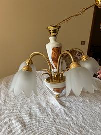 Lampadario con fiori.