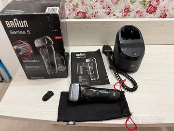 Rasoio Braun Serie 5 con base di ricarica/pulizia