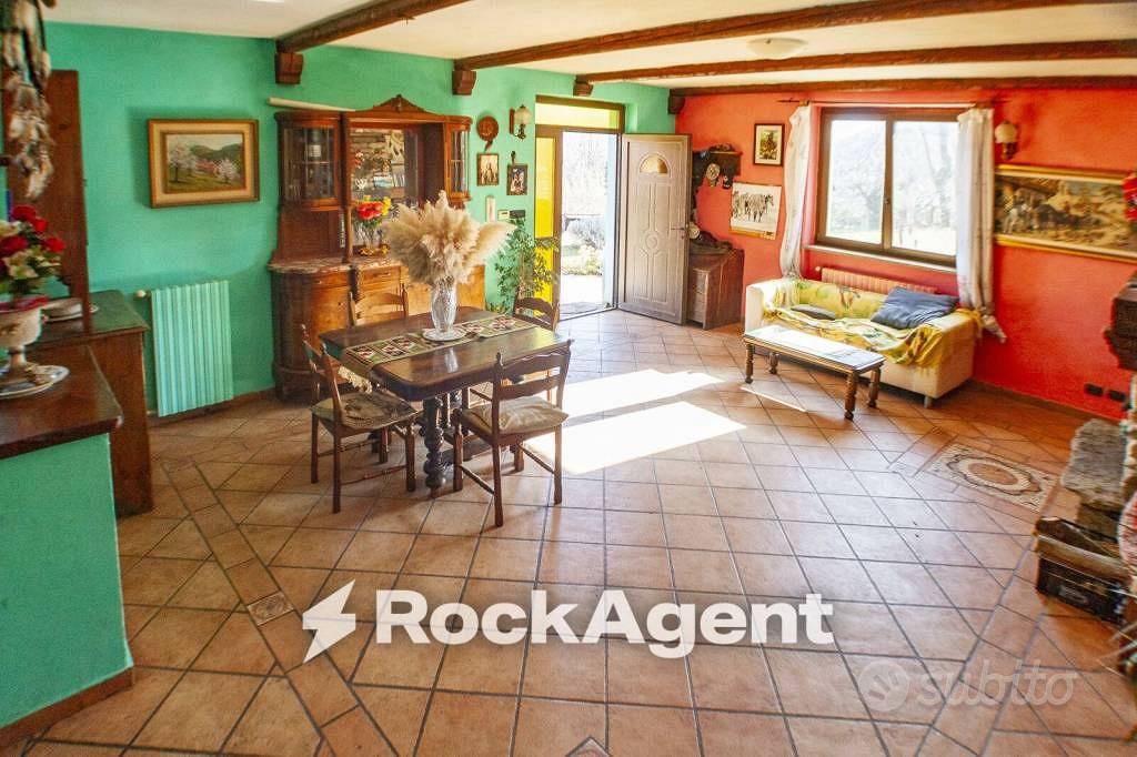 Rustico / Casale di 535 m² con 4 locali e box auto - Altro