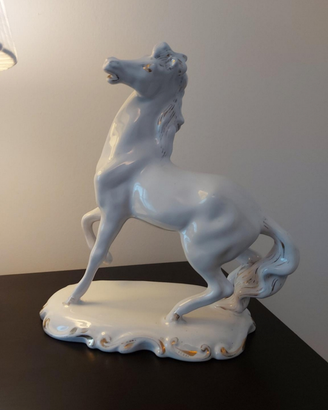 Cavallo in ceramica bianco e dorato