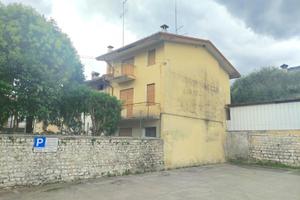 Casa di testa in posizione centrale SARONE