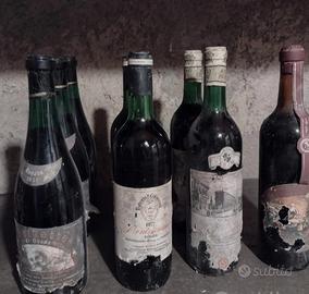 Collezione di antiche bottiglie di vino 