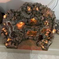 Presepe artigianale con luci e cascata