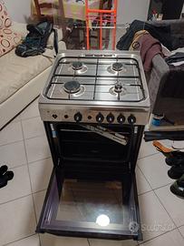 cucina standing  forno e fornelli Indesit 