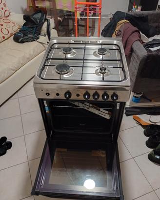 cucina standing  forno e fornelli Indesit 
