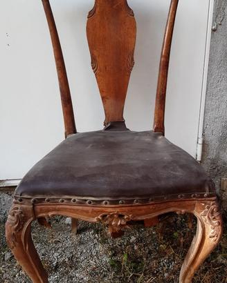 Quattro sedie in legno di noce da ristrutturare