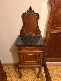 Coppia di comodini antichi