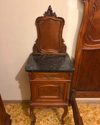 Coppia di comodini antichi