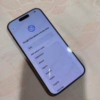iPhone 15 pro con AirPods