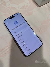 iPhone 15 pro con AirPods