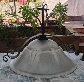 Lampadario a sospensione in ferro battuto e vetro