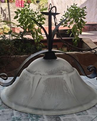 Lampadario a sospensione in ferro battuto e vetro
