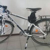 Bicicletta trekking e viaggio Cube Travel