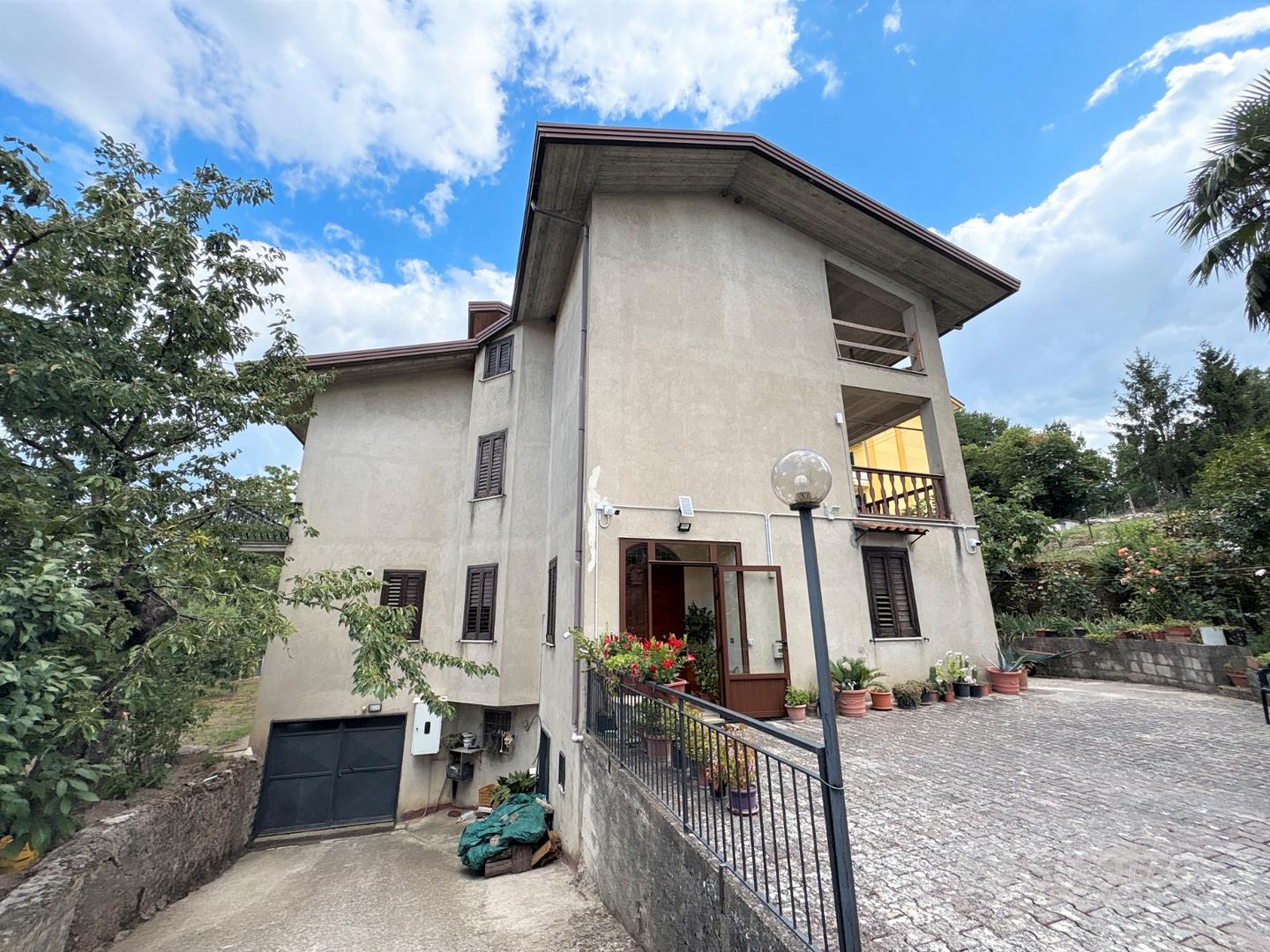 Intera villa bifamiliare con giardino in centro - Vista 2