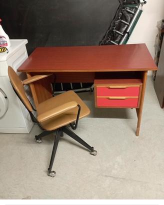Scrivania e sedia anni 70