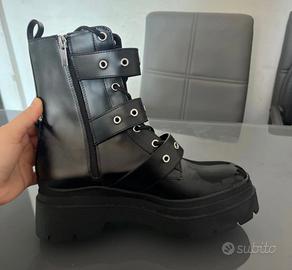 Stivaletti con borchie