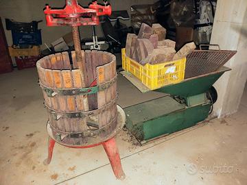 Torchio con martinetto e deraspatore 