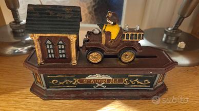 Salvadanaio meccanico vintage in ghisa