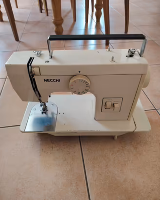 Macchina da cucire funzionante