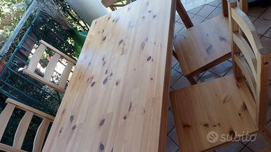 Tavolo in legno con 4 sedie 