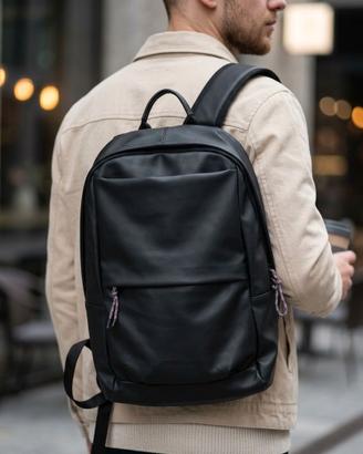 Zaino nero slim design moderno e minimal