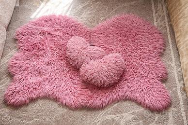 Set 2 tappeti morbidi + 2 cuscini a cuore rosa