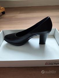 Décolleté nero pelle con tacco 