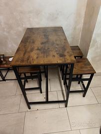 tavolo con sgabelli