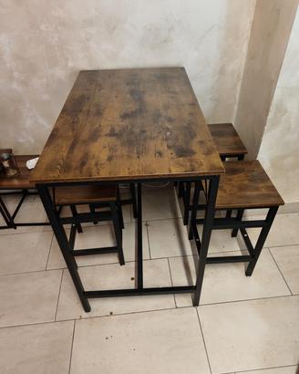 tavolo con sgabelli