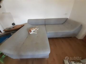 Divano grigio chiaro