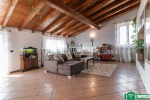 RECENTE AMPIO TRE LOCALI RISTRUTTURATO CON TERRAZZ