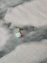 Orecchino opale bianco a L 4 mm tondo senza bordo