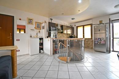 Piano terra con cortile e posto auto