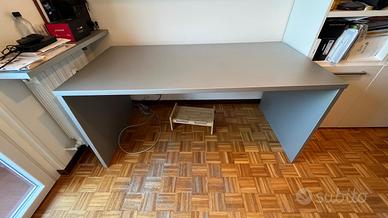 Scrivania in legno con cassettiera