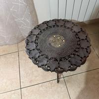 Tavolino intagliato in legno