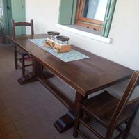 Tavolo massiccio noce tanganica con due sedie 