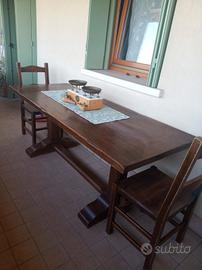 Tavolo massiccio noce tanganica con due sedie 