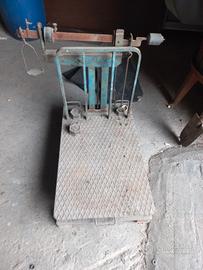 Vecchia bilancia con pesi