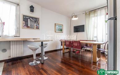 APPARTAMENTO SU DUE LIVELLI CON DUE TERRAZZINI E B