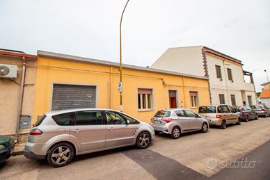 Usini. Casa indipendente con box e giardino